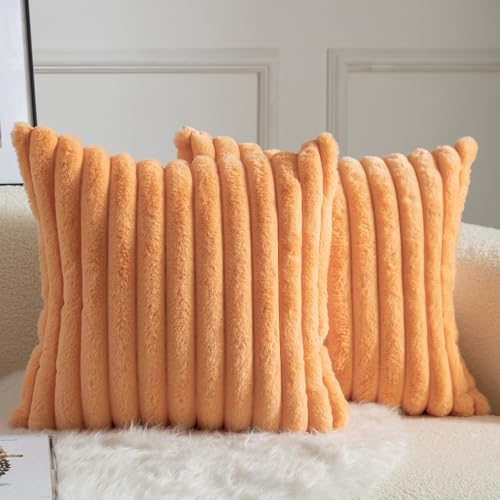 Mandioo 2er Set Kissenbezug gestreiftes Künstlich Pelz Superweich Kissen Flauschig Modern Kissenhülle Deko Sofa Wohnzimmer Schlafzimmer Kissenbezüge 40 x 40 cm Orange Mandioo 2er Set Kissenbezug gestreiftes Künstlich Pelz Superweich Kissen Flauschig Modern Kissenhülle Deko Sofa Wohnzimmer Schlafzimmer Kissenbezüge 40 x 40 cm Orange von Mandioo