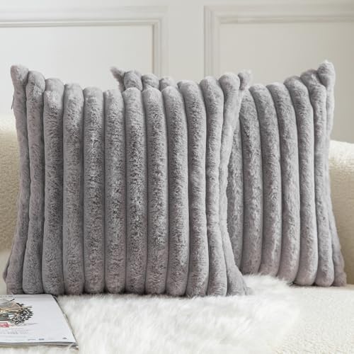 Mandioo 2er Set Kissenbezug gestreiftes Künstlich Pelz Superweich Kissen Flauschig Modern Kissenhülle Deko Sofa Wohnzimmer Schlafzimmer Kissenbezüge 60 x 60 cm Grau von Mandioo