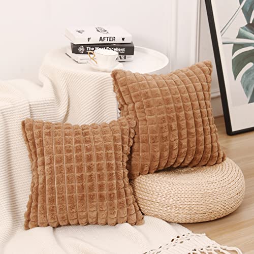 Mandioo 2er Set Super Soft Plüsch Faux Pelz Dekokissen Kissenbezüge 50x50 cm Braun, Plaid Textur Moderne Luxus Kissenbezug Sofakissen Dekorativ Couchkissen Kissenhülle für Sofa Couch Wohnzimmer von Mandioo