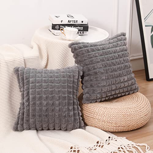 Mandioo 2er Set Super Soft Plüsch Faux Pelz Dekokissen Kissenbezüge 50x50 cm Grau, Plaid Textur Moderne Luxus Kissenbezug Sofakissen Dekorativ Couchkissen Kissenhülle für Sofa Couch Wohnzimmer von Mandioo