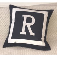 Personalisierter Kissenbezug - Monogramm Initial Anthrazit Und Weiß von MandyJDesignsShop