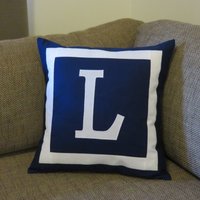Personalisierter Kissenbezug - Monogramm Initial Marine Und Weiß von MandyJDesignsShop