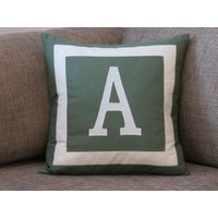Personalisierter Kissenbezug - Monogramm Initial Olive Und Weiß von MandyJDesignsShop