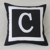 Personalisierter Kissenbezug - Monogramm Initial Schwarz Und Weiß von MandyJDesignsShop