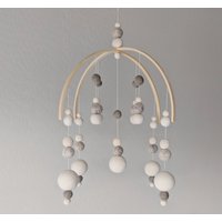 Filz Ball Baby Mobile Handgemachte Wolle Pom Poms, Bambus Hoop Filz Ball Baby Mobile Handgemachte Wolle Pom Poms, Bambus Hoop von MandysFavoriteThings