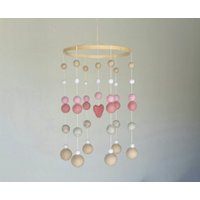 Rosa Filzkugel Baby Mobile Modernes Kinderzimmer Dekor von MandysFavoriteThings