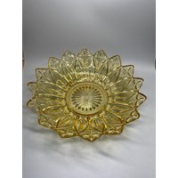 Vtg. Schale Aus Bernsteinfarbenem Glas Im Brillantschliff von MangilaraTreasures