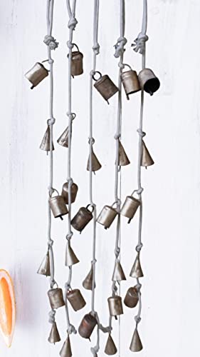 Mango Gifts Dekorative Metallschnüre mit 6 Glocken zum Aufhängen an der Wand im indischen Vintage-Stil. von Mango Gifts