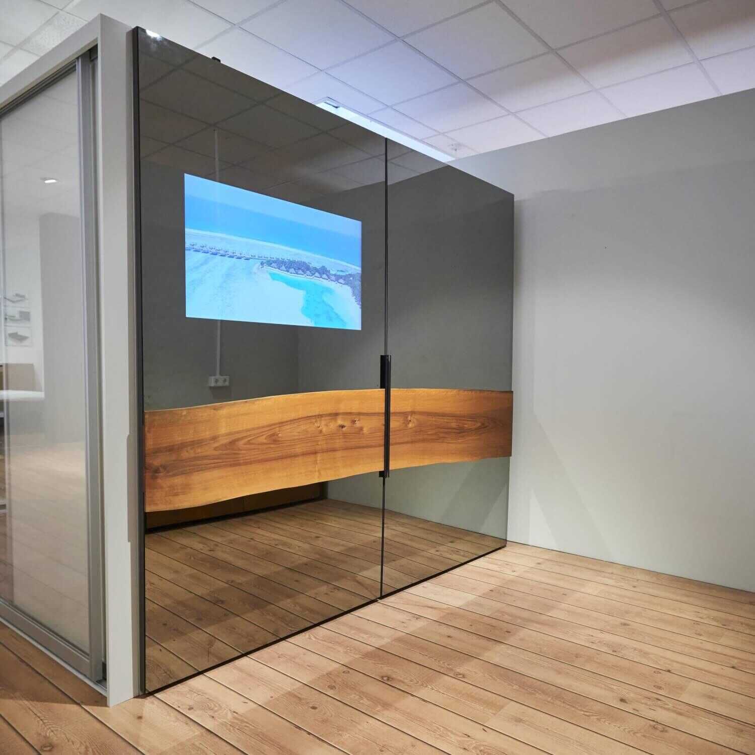 Schrank Glasfront Holz Nussbaum Massiv Mit Glasfront und 40-Zoll-TV von Mann