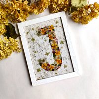 Buchstabe Anfangs Gepresster Blumen-Rahmen Personalisiertes Geschenk von ManoMonai