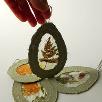 Osterei Dekoration, Handgemachtes Papier Mit Getrockneten Blumen, Ostereier Kleines Geschenk, Umweltfreundliche Hängende Verzierung von ManoMonai