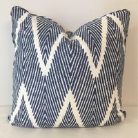 Dekorative Kissenhülle | Dekokissen Akzent Kissen - Lacefield Bali Chevron Navy Chalk Kissenbezug Dekorative Kissenhülle | Dekokissen Akzent Kissen - Lacefield Bali Chevron Navy Chalk Kissenbezug von ManorHouseAU