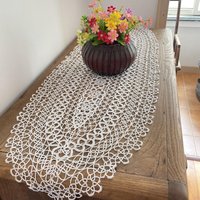 Gehäkelter Tischläufer, Rustikaler Makramee Tischschal, Handgefertigter Beige Runder Couchtisch Dresser Decor von MansionDecorStudio