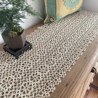 Gehäkelter Tischläufer, Rustikaler Makramee Tischschal, Handgefertigtes Beige Rechteck Couchtisch Dresser Decor von MansionDecorStudio
