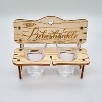 Schnapsbank Mit Gravur "Liebesbänkle" Inkl. Gläser Rund Schnapsbank Mit Gravur "Liebesbänkle" Inkl. Gläser Rund von ManuelsBastelkeller