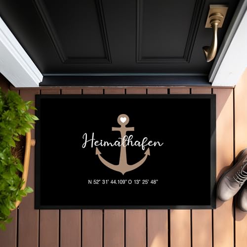 Manufaktur Liebevoll Fußmatte Personalisiert Namen Fussmatte Schmutzfangmatte Koordinaten Heimathafen Anker Teppich Geschenk Hochzeit Familie Geschenk Einzug Umzug Name (Heimathafen) von Manufaktur Liebevoll