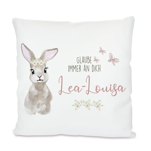 Manufaktur Liebevoll I Kissen für Mädchen „Glaube Immer an Dich“ mit Name und Motiv Hase I Namenskissen I 40x40 cm I Oster Geschenk Taufe von Manufaktur Liebevoll