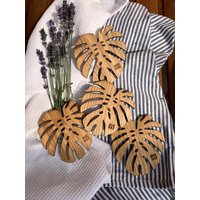 Untersetzer Aus Holz - Monstera & Kleeblatt | Pflanzen-Deko Naturdesign Geschenkidee Untersetzer Aus Holz - Monstera & Kleeblatt | Pflanzen-Deko Naturdesign Geschenkidee von ManufakturJacob