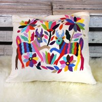 Handgewebtes Sofakissen Aus Mexiko 50x50 Zwei Tiere Mit Bunter Stickerei Baumwolle von ManufakturManos