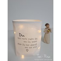 Lichttüte, Lichterbeutel, Erinnerungslicht, Trauer, in Erinnerung, Stoffwindlicht Mit Spruch, Tischdeko Trauerfeier, Trauerkarte Alternative Lichttüte, Lichterbeutel, Erinnerungslicht, Trauer, in Erinnerung, Stoffwindlicht Mit Spruch, Tischdeko Trauerfeier, Trauerkarte Alternative von ManufakturToniRosa