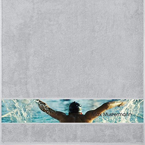 Duschtuch mit Namen - personalisiert - Motiv Sport - Schwimmen - viele Farben & Motive - Dusch-Handtuch - hellgrau - Größe 70x140 cm - persönliches Geschenk mit Wunsch-Motiv und Wunsch-Name Duschtuch mit Namen - personalisiert - Motiv Sport - Schwimmen - viele Farben & Motive - Dusch-Handtuch - hellgrau - Größe 70x140 cm - persönliches Geschenk mit Wunsch-Motiv und Wunsch-Name von Manutextur
