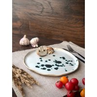 Grün Getupfter Speiseteller 10 Zoll, Organisch Geformtes Steinzeug-Tellerset, Keramikgeschirrteller, Küchengeschirrteller, Moderne Kunst Vonmanya von ManyaMadeStudio