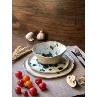 Grün Getupftes Steinzeug-Geschirr-Set Moderne Keramikteller Und Schüssel Grün Getupftes Steinzeug-Geschirr-Set Moderne Keramikteller Und Schüssel von ManyaMadeStudio
