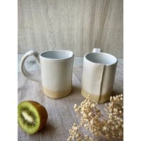 Handgefertigte Weiße Keramik-Tasse Moderne Steinzeug-Tee-Tasse | 350Ml Handgefertigte Weiße Keramik-Tasse Moderne Steinzeug-Tee-Tasse | 350Ml von ManyaMadeStudio