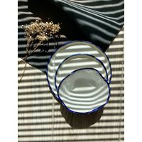 Handgemachtes Geschirr Aus Weißem Steingut Keramikteller & Schüsseln Mit Blauem Rand Handgemachtes Geschirr Aus Weißem Steingut Keramikteller & Schüsseln Mit Blauem Rand von ManyaMadeStudio