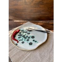 Handgemachte Servierplatte Aus Keramik Grün Getupftes Steingut-Geschirr | 30, 5 cm Handgemachte Servierplatte Aus Keramik Grün Getupftes Steingut-Geschirr | 30, 5 cm von ManyaMadeStudio