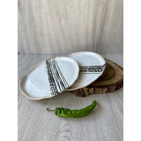 Schwarz Gefleckter Essteller 25, 5 cm, Handgefertigte Keramikteller, Steingut Teller, Einzigartige Geschirrform, Moderne Kunst Vonmanya von ManyaMadeStudio