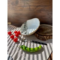 Weiß Mit Schwarzem Spritzschutz Salat -/Servierschüssel, Handgemachte Keramikgeschirrschüsseln, Einzigartige Geformte Steinzeugschüssel von ManyaMadeStudio