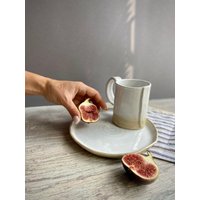 Weißes Geschenk-Set Aus Tasse Und Snack-/Dessertteller, Handgefertigtes Steinzeug, Einzigartiges Geschirr Geschenk, Keramik-Geschirr, Moderne Kunst von ManyaMadeStudio