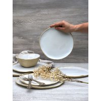 Weißes Steinzeug-Geschirr-Set Moderne Servierschalen Und Teller Aus Keramik Weißes Steinzeug-Geschirr-Set Moderne Servierschalen Und Teller Aus Keramik von ManyaMadeStudio
