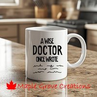 Ein Weiser Arzt Schrieb Einmal Kaffeebecher - 11 Unzen Erhältlich in Keramik Oder Kunststoff von MapleGroveCreations