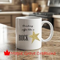Kaffee Trinken Wie Ein Rockstar Kaffeebecher - 11 Unzen Erhältlich in Keramik Oder Kunststoff von MapleGroveCreations