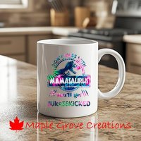 Leg Dich Nicht Mit Mamasaurus An Kaffeetasse - 11 Unzen Erhältlich in Keramik Oder Kunststoff von MapleGroveCreations