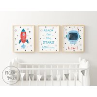Astronaut Rocket - Weltraumdeko Für Kinder Blau-Rotes Dekor Set Greif Nach Den Sternen Drucke Kleine Männer Babybett Illustrationen Astronaut Rocket - Weltraumdeko Für Kinder Blau-Rotes Dekor Set Greif Nach Den Sternen Drucke Kleine Männer Babybett Illustrationen von Maraquela