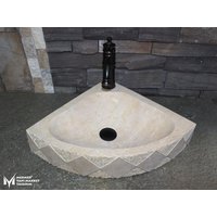 Travertin Dreieck Gemustertes Waschbecken - Mit Wasserhahnauslass Handarbeit, 100% Naturstein von MarbleDesignMarket