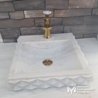 Weiße Marmor Pyramide Design Eckige Spüle - Mit Wasserhahnauslass Handarbeit, 100% Naturstein, Waschbecken von MarbleDesignMarket