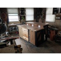 6 "Kücheninsel Mit Bar, Sitzmöbeln, Schränken, Schubladen, Steckdosen, Stationärer Basis, Tablettschlitz Live Edge Slab Arbeitsplatte Isla 6 "Kücheninsel Mit Bar, Sitzmöbeln, Schränken, Schubladen, Steckdosen, Stationärer Basis, Tablettschlitz Live Edge Slab Arbeitsplatte Isla von MarcellinosWoodshop