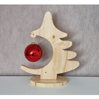 Großer Tannenbaum Mit Kugel Big Christmas Tree With Ball Decoration Weihnachtsdekoration Holzdekoration Wooddecoration von MarcosHolzwelt