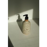 Seifenspender, Steinzeug, Creme-Braun Gesprenkelte Glasur Seifenspender, Steinzeug, Creme-Braun Gesprenkelte Glasur von MariesKleineWelt