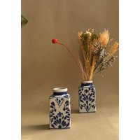 Handgemachte Keramikvase - Handbemalte Blumenvase in Blau Und Elfenbein Kleine Vintage-Inspirierte Handwerkliche Tischdekoration Einzigartiges von MarigoldEstateShop