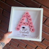 Graduation Flower Shadow Box | Gerollte Papierblumen, Geschenk Zum Abschluss, Individuelles Klasse Von 2021, Für Absolvent Graduation Flower Shadow Box | Gerollte Papierblumen, Geschenk Zum Abschluss, Individuelles Klasse Von 2021, Für Absolvent von MariiposaBella