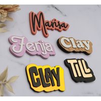 3D Personalisierte Magnete Aus Acryl | Holz Geschenkidee Für Kinder Geburtstag Adventskalender Retro Barbie Namensschild von MarisaAleneDesign