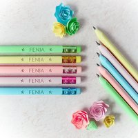 Personalisierte Pastell Bleistifte Mit Radiergummi | Bleistift Gravur Schulkind 2025 Geschenk Einschulung Schultüte von MarisaAleneDesign