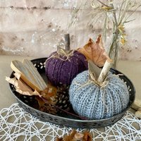 2Er Set Gestrickte Deko-Kürbisse, Herbstdeko von MarkeeigenHaendigDE