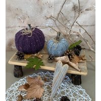 2Er Set Gestrickte Deko-Kürbisse, Herbstdeko von MarkeeigenHaendigDE