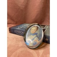 Einzigartiges Ovales Mädchen Mit Papierbeschwerer in Blau von MarketOfLondon